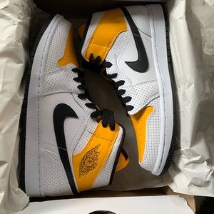 Air Jordan 1 Mid University Gold. Women’s 8.5